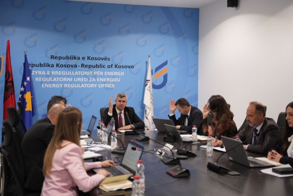 ​ZRRE ndryshon të hyrat maksimale të operatorëve, shmang shtrenjtimin e rrymës