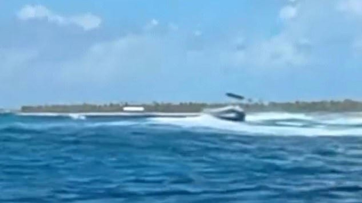 Turisti humb njërën këmbë dhe një tjetër lëndohet rëndë, kur kapiteni rrëzohet në det dhe anija pa pilot kalon me shpejtësi mbi ta