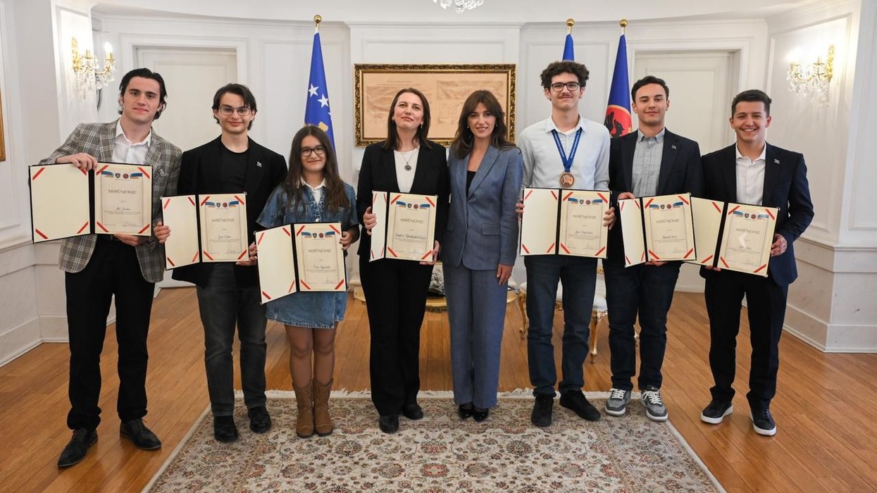 Haxhiu priti nxënësit që përfaqësuan Kosovën në EMO 2026 - ndau mirënjohje
