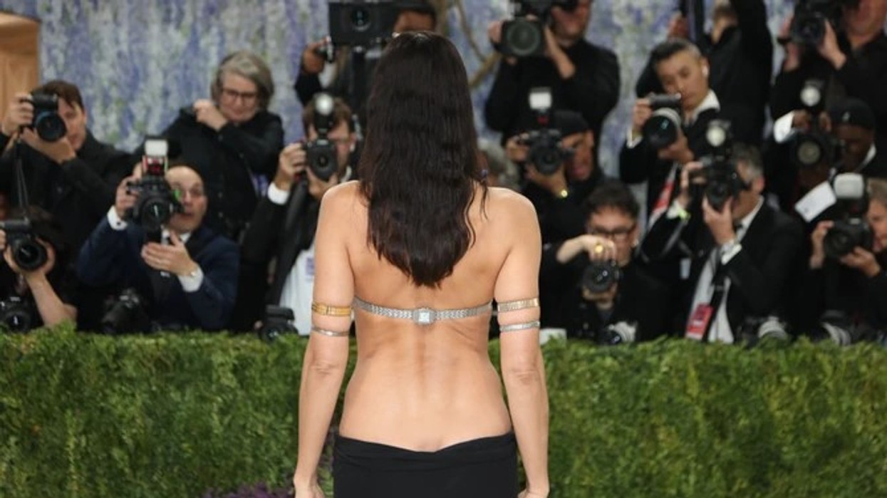 Mes artit dhe guximit: Irina Shayk e ktheu trupin në instalacion mode