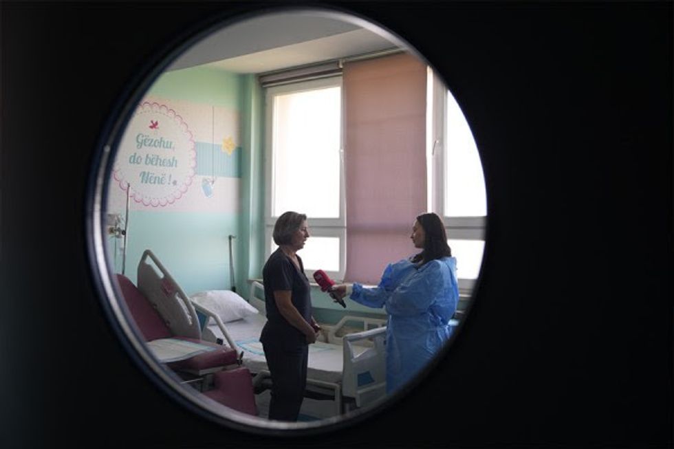 ​44 vjet në shërbim të porsalindurve, rrëfimi i mamisë në Ditën Ndërkombëtare