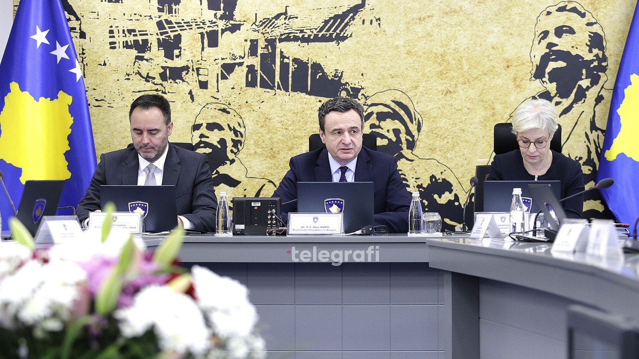 Kosova forcon linjën me BE-në, ndryshon vendimin për sanksionet ndërkombëtare