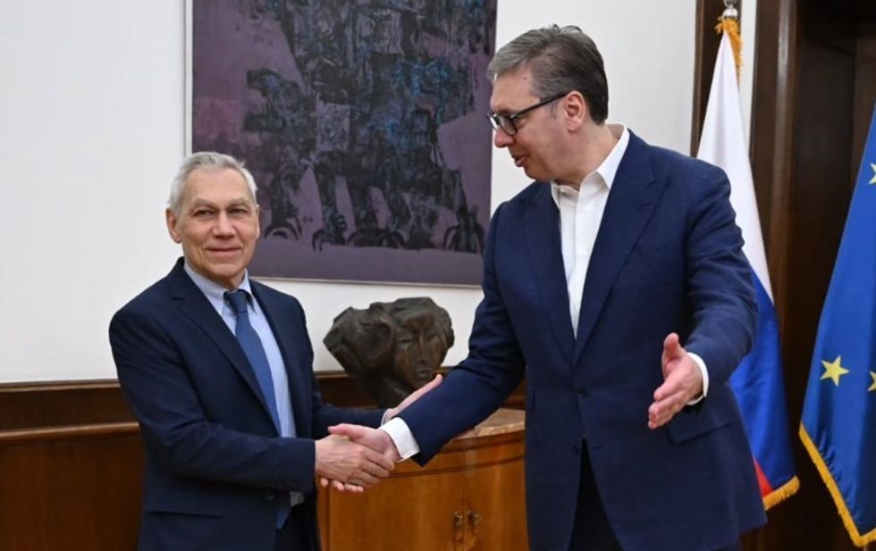 Vuçiq injoron samitin evropian, por i dërgon letër dhe mbështetje Putinit