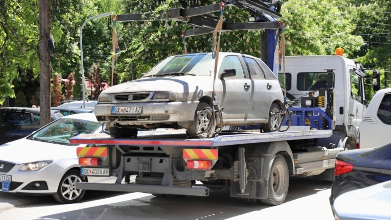 Nga sot ka filluar largimi i mbi 200 automjeteve të braktisura në Çair