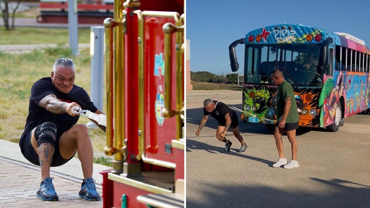 49-vjeçari tërheq autobusin me qafë - thyen rekord Guinness