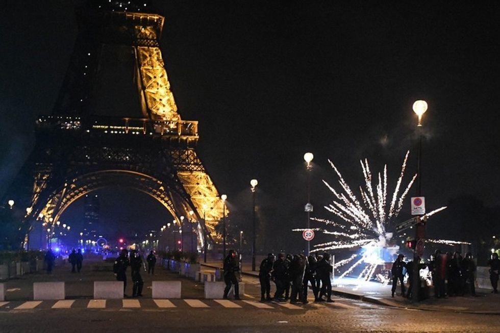 Trazira në Paris pas fitores së PSG-së - më shumë se 100 të arrestuar, 23 oficerë policie të lënduar