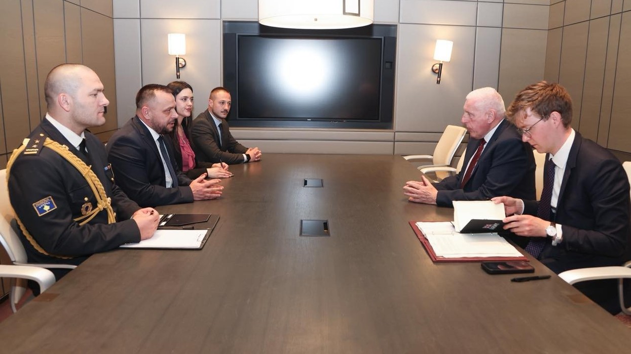 Ministri Maqedonci takoi homologun Coaker, Kosova dhe Britania e Madhe për thellimin e bashkëpunimit në fushën e mbrojtjes
