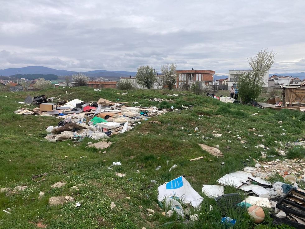 Hiqen objektet montuese dhe mbeturinat pranë banimit social pas paralajmërimit të inspektoratit në Gjilan