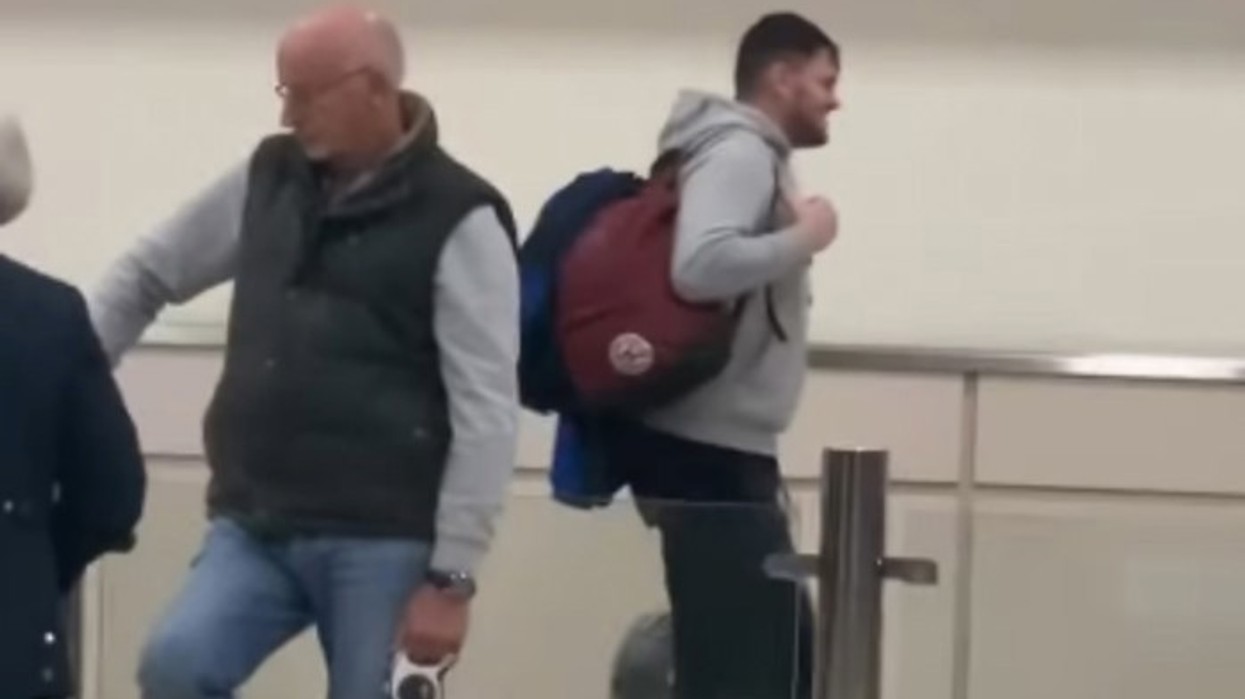 Nëna befason djalin e rritur me pritje komike në aeroport