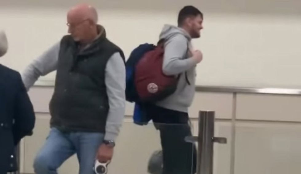 Nëna befason djalin e rritur me pritje komike në aeroport