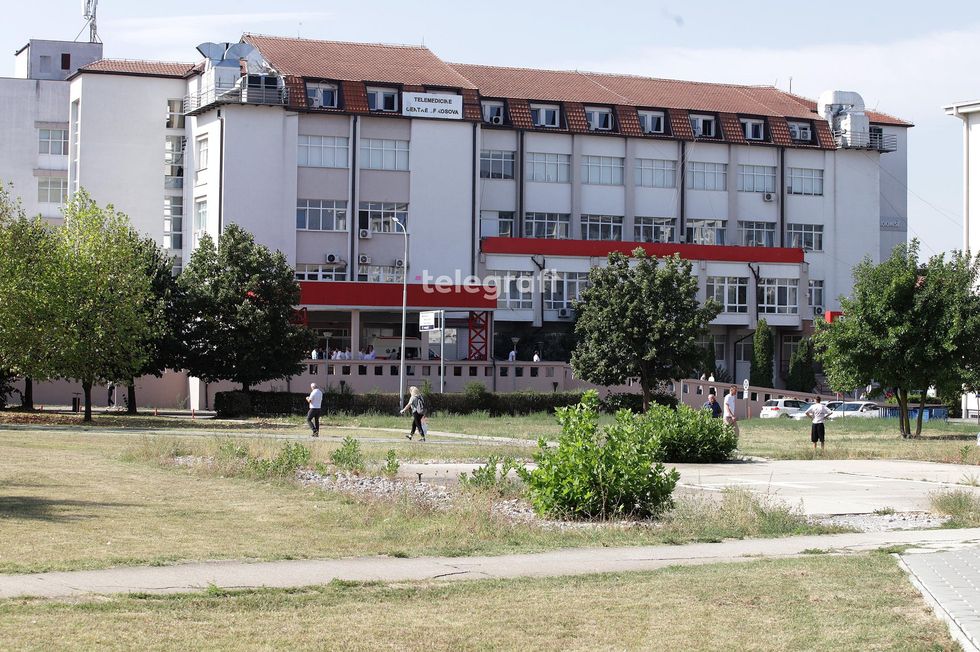 Dy punëtorë shëndetësorë sulmohen nga qentë endacakë në oborrin e QKUK-së