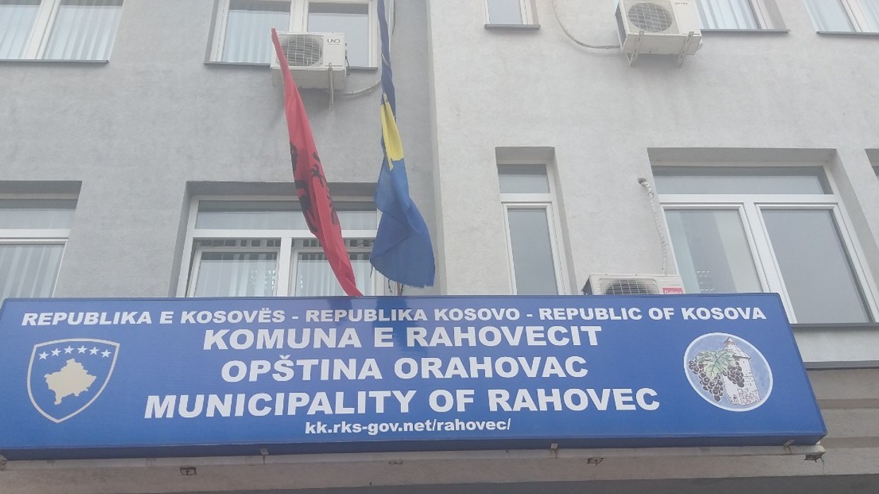 Komuna e Rahovecit njofton se do të mbyllet parkingu te palestra sportive dhe hapësira brenda sheshit