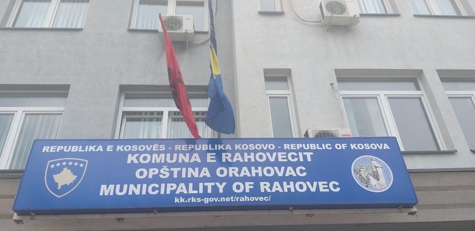 Komuna e Rahovecit njofton se do të mbyllet parkingu te palestra sportive dhe hapësira brenda sheshit