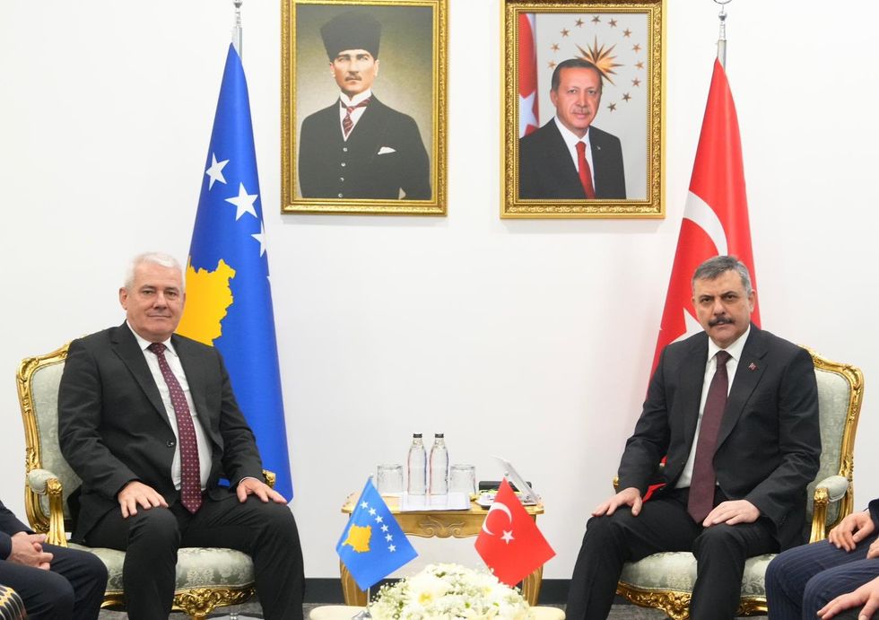 Sveçla takohet me homologun e tij turk: Riafirmuam gatishmërinë për thellimin e mëtejmë të bashkëpunimit bilateral ndërmjet Kosovës dhe Turqisë