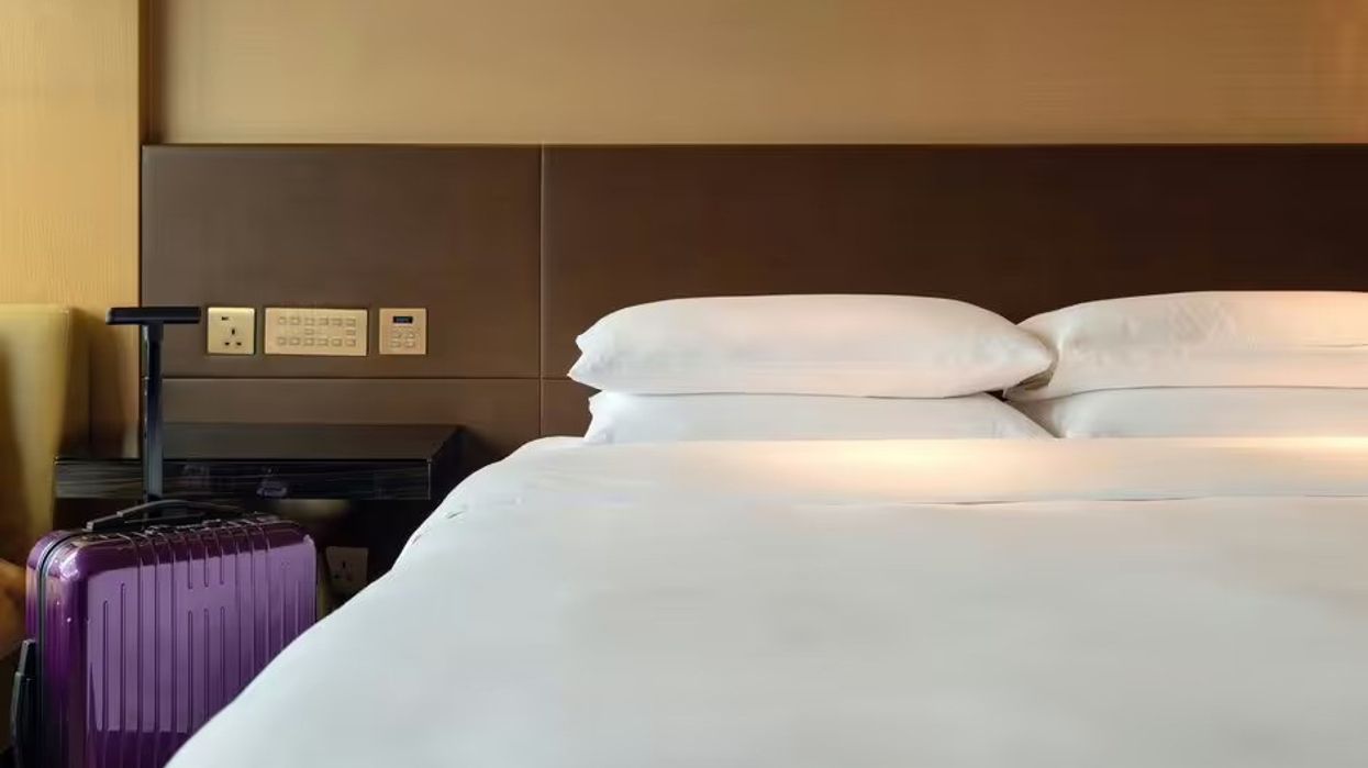 Punonjësja e hotelit këshillon njerëzit të bëjnë një kontroll të rëndësishëm me të hyrë në dhomë Punonjësja e hotelit këshillon njerëzit të bëjnë një kontroll të rëndësishëm me të hyrë në dhomë