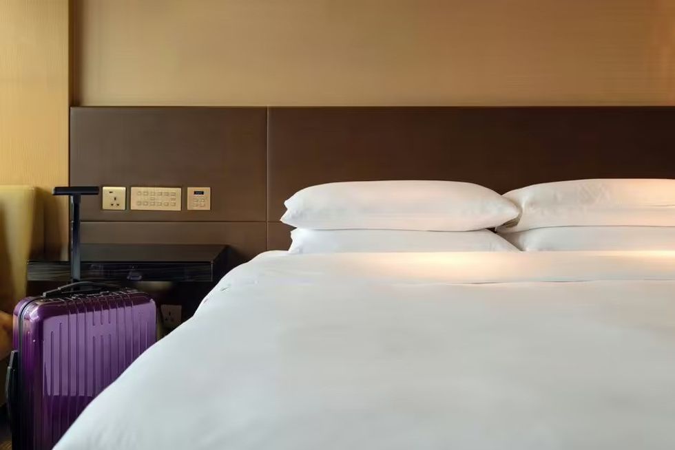 Punonjësja e hotelit këshillon njerëzit të bëjnë një kontroll të rëndësishëm me të hyrë në dhomë