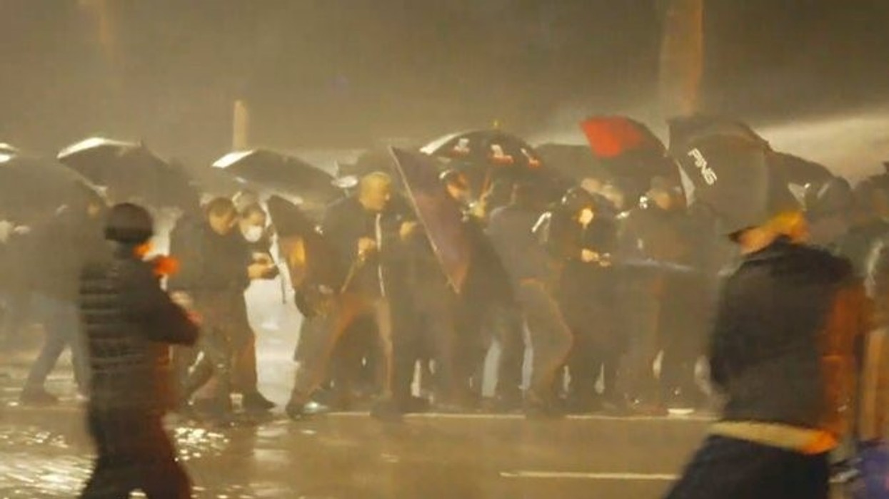 Protestuesit marshojnë drejt Ministrisë së Brendshme, policia hedh ujë në drejtim të turmës
