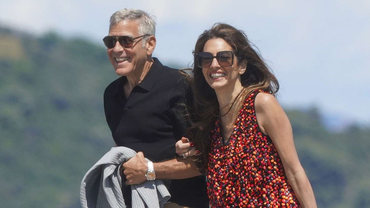 Amal Clooney shfaqet me fundin e guximshëm që ktheu gjithë sytë nga ajo