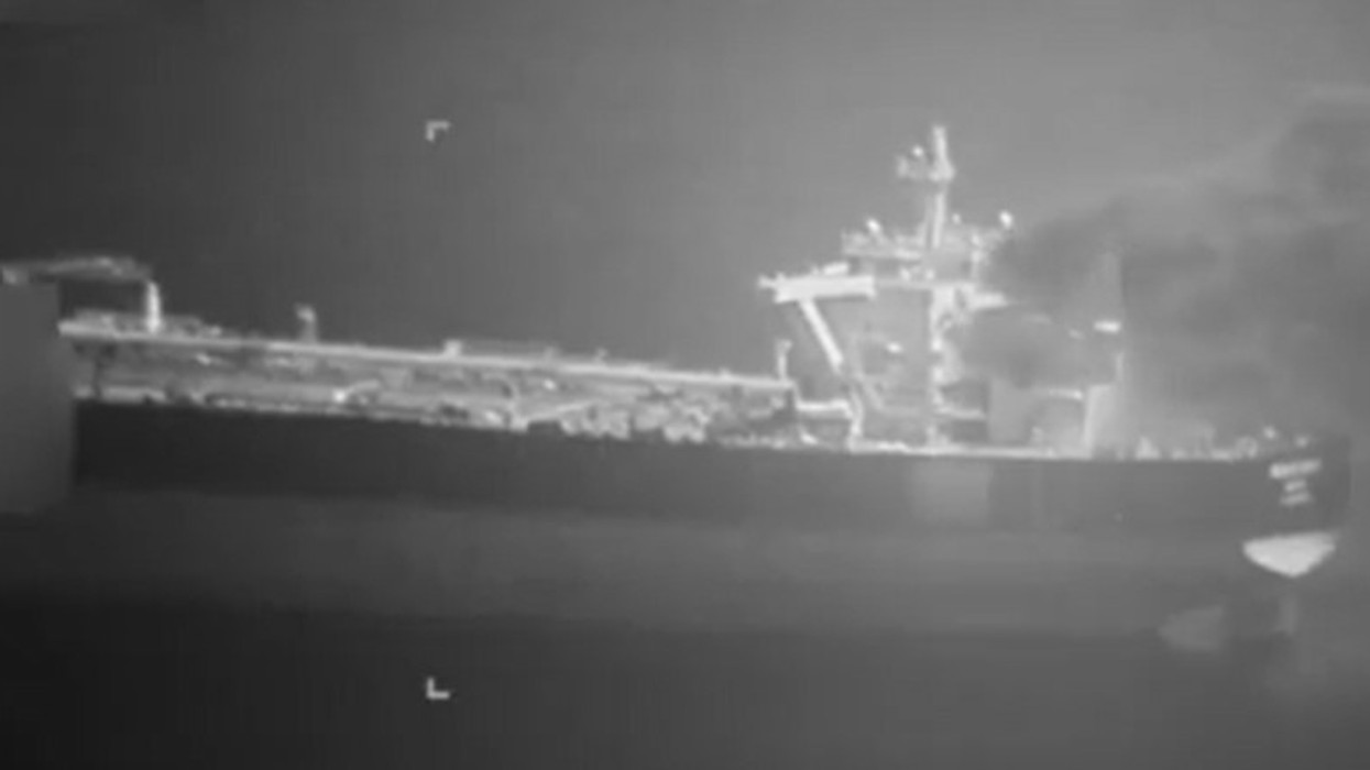 Momenti kur aeroplanët amerikanë sulmojnë anijet cisterne iraniane