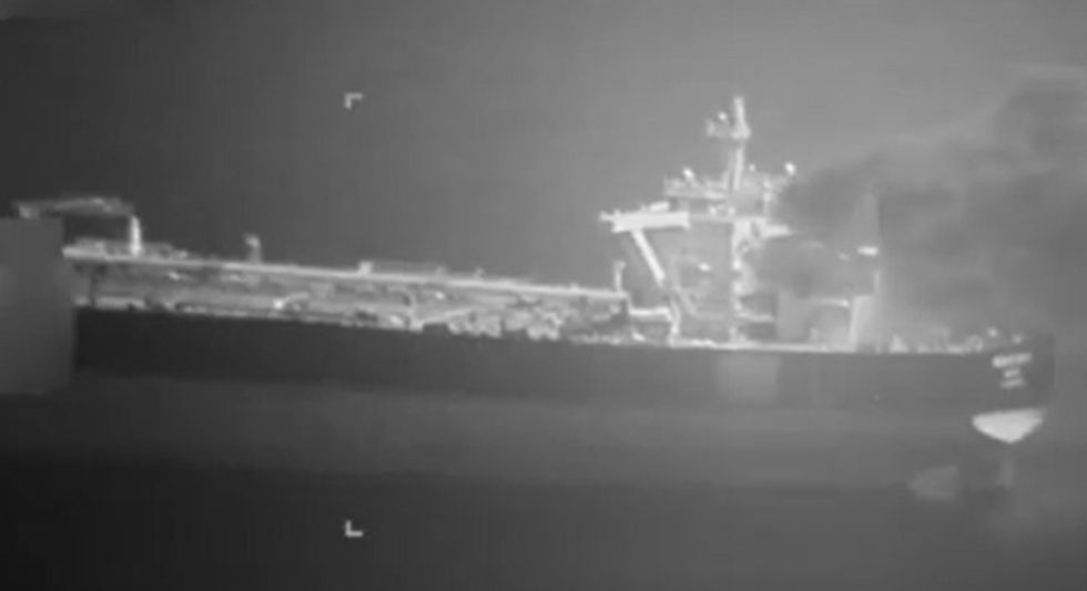 Momenti kur aeroplanët amerikanë sulmojnë anijet cisterne iraniane