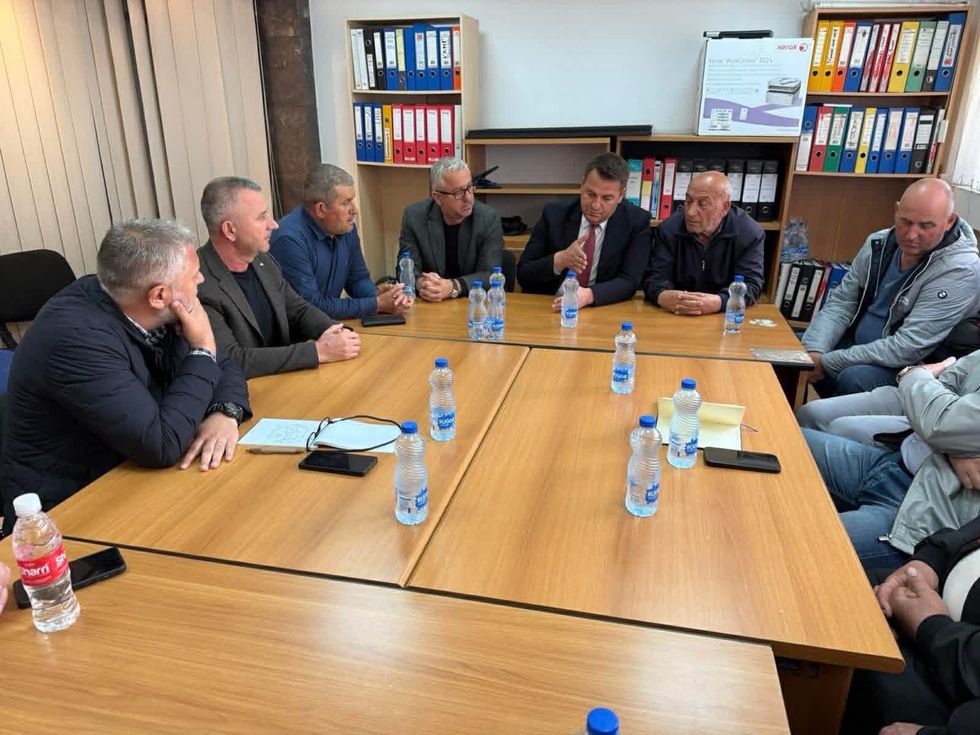 Muja takon qumështarët: Do të merren masa për stabilizimin e tregut të qumështit