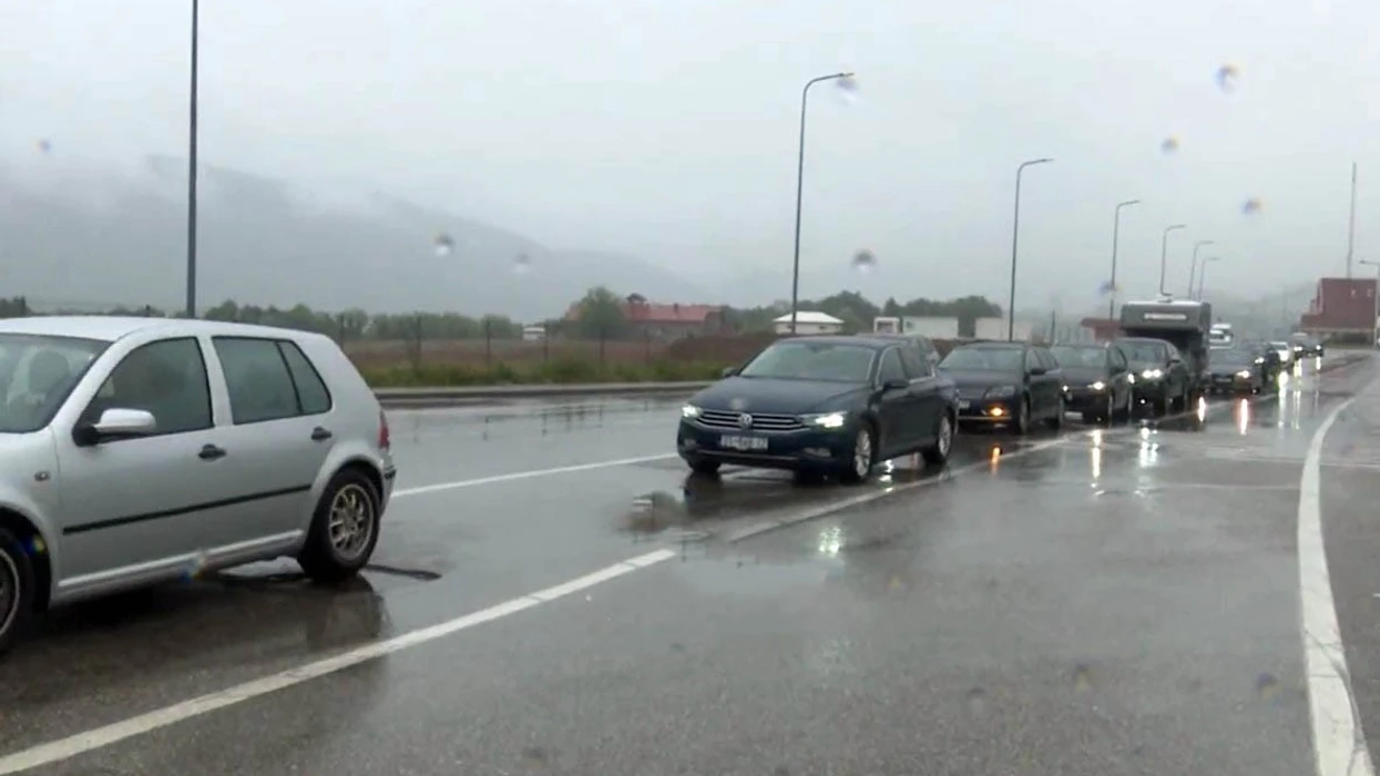 Shiu nuk i pengon, mbi 17 mijë qytetarë të Kosovës drejt Shqipërisë