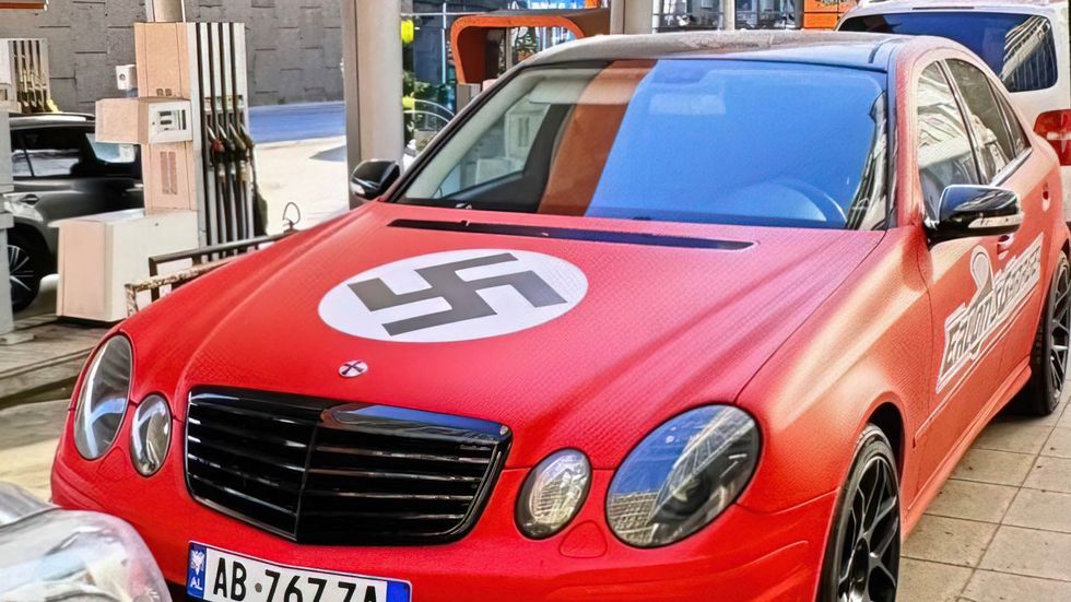 Policia në kërkim të mjetit me simbole naziste në Tiranë, si u zbulua nga autoritetet e huaja