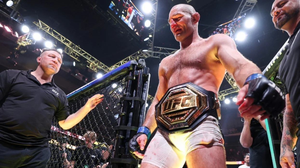 Strickland “shokon” UFC-në: Ia merr titullin Khamzat Chimaevit dhe i shkakton humbjen e parë në karrierë