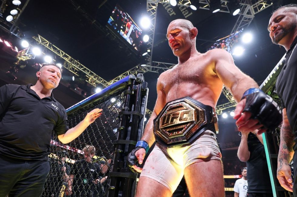 Strickland “shokon” UFC-në: Ia merr titullin Chimaevit dhe i shkakton humbjen e parë në karrierë