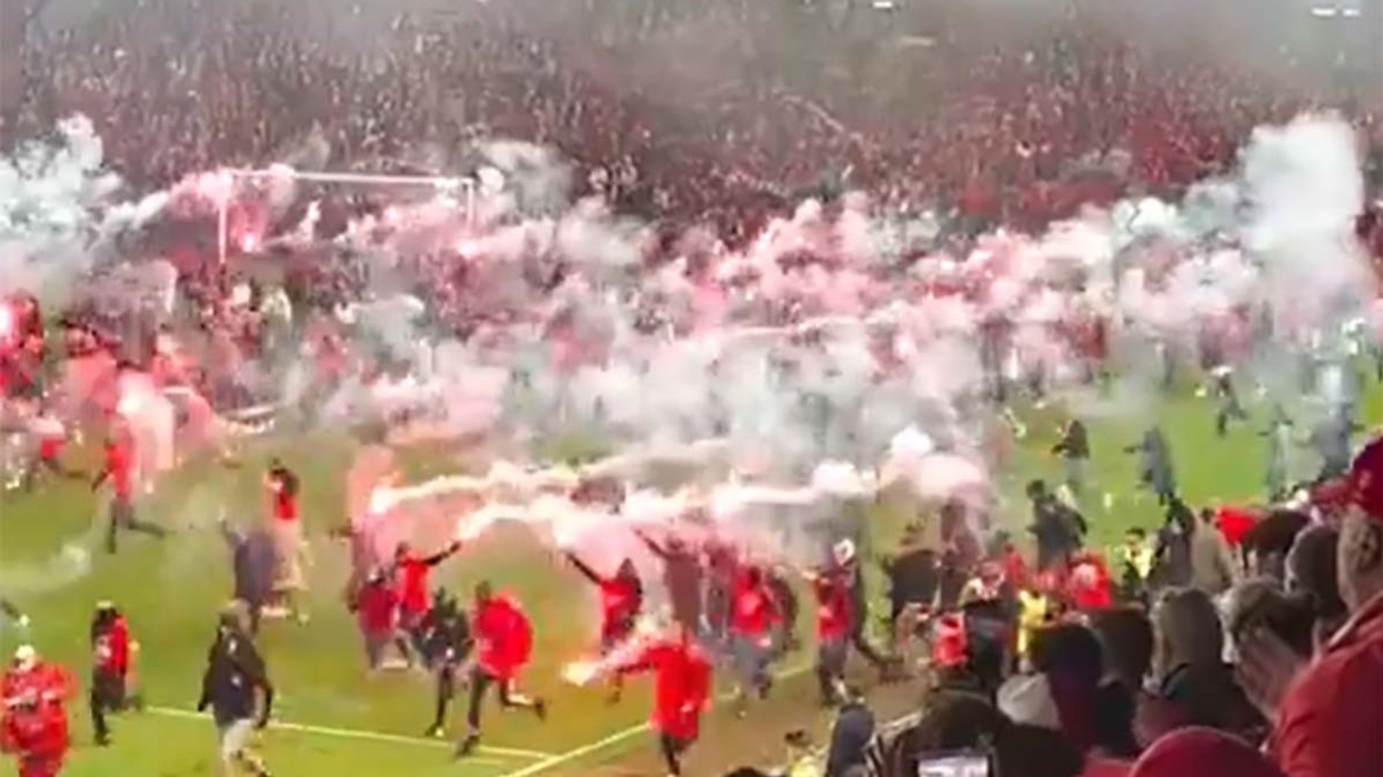 Kaos në derbin e Pragës: Festa e titullit e Slavias kthehet në makth pas pushtimit të fushës nga tifozët