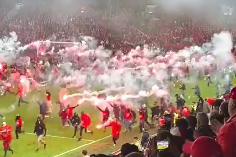 Kaos në derbin e Pragës: Festa e titullit e Slavias kthehet në makth pas pushtimit të fushës nga tifozët