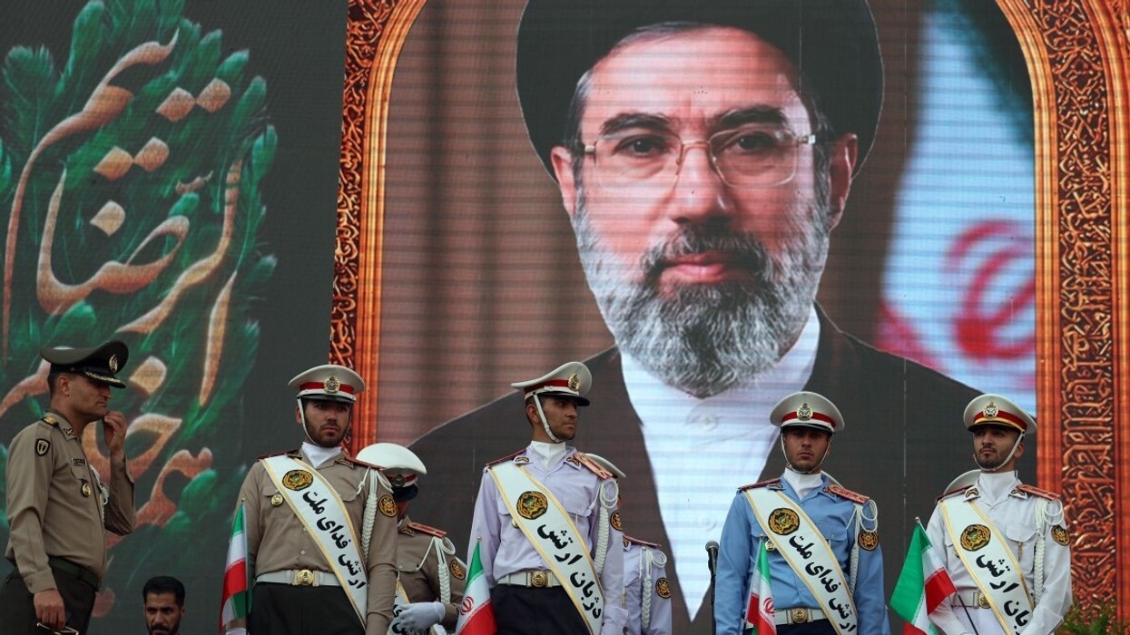 Udhëheqësi suprem i Iranit takohet me shefin ushtarak për 'masa të reja'