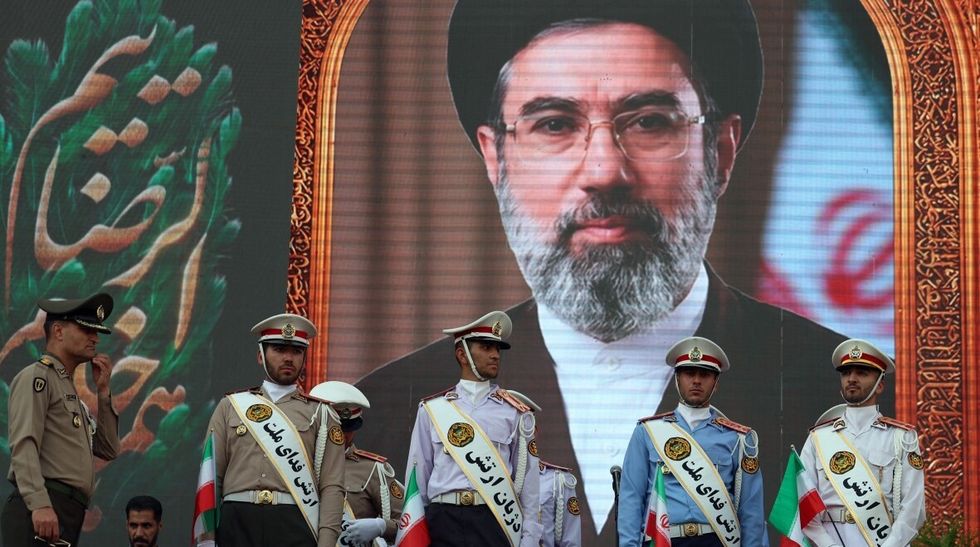 Udhëheqësi suprem i Iranit takohet me shefin ushtarak për 'masa të reja'