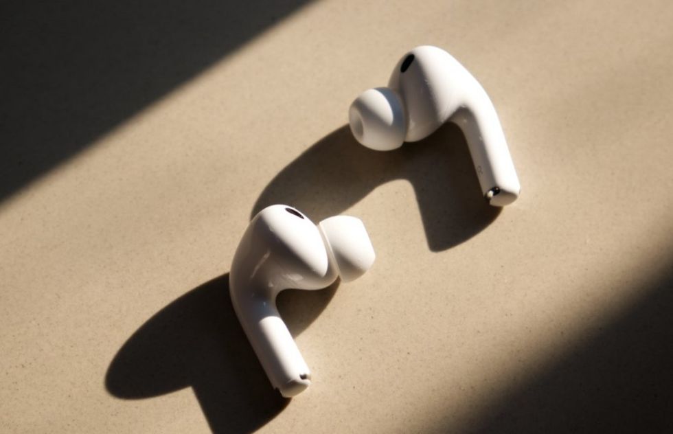 Apple afër finalizimit të AirPods Ultra me kamera dhe AI