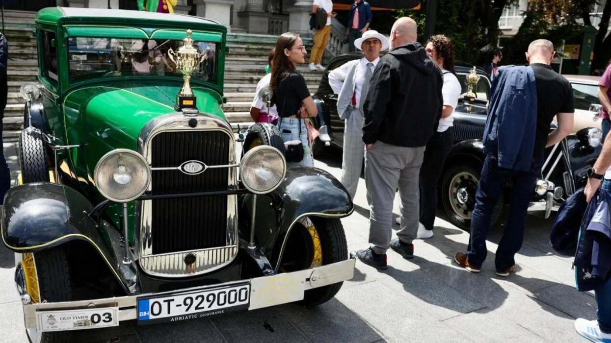 Takimi tradicional i "oldtimer"-ve në Sarajevë - dhjetëra vetura klasike parakaluan nëpër rrugët e qytetit