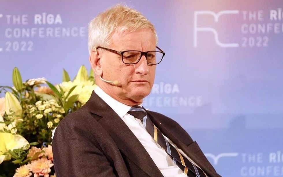 Carl Bildt: Schmidt u sulmua nga Rusia dhe tani është rrëzuar nga Amerika