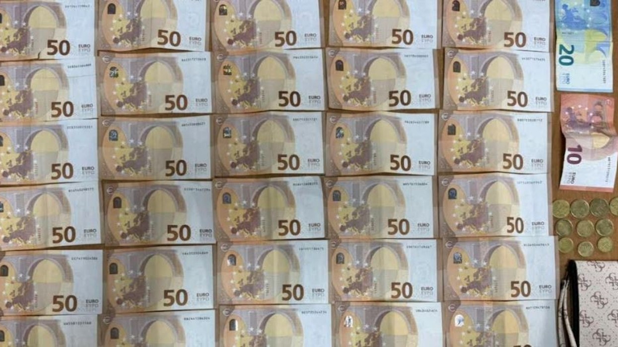 Mësuese në Ferizaj gjen portofolin me mbi dy mijë euro dhe përmes policisë ia kthen mërgimtares