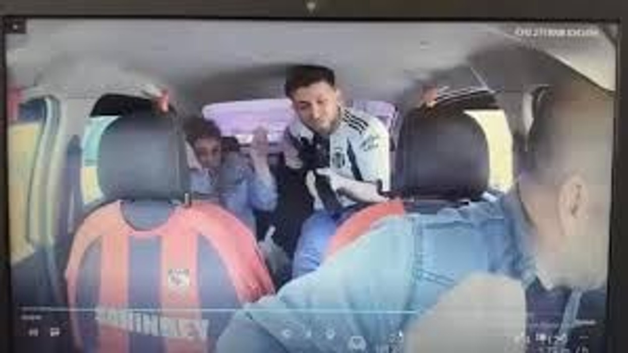 Nën kërcënimin e armës rrëmbeu taksistin, shtiu edhe me armë drejt policisë turke – momenti kur taksisti ia rrëmben pushkën