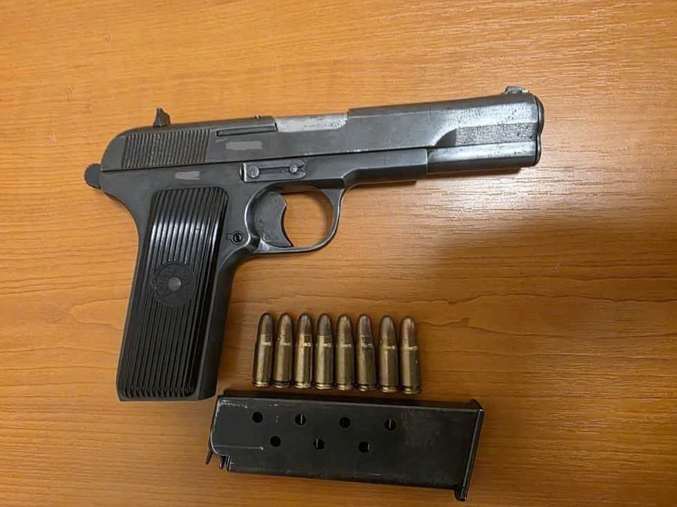 Polici në Prizren gjatë patrullimit natën ndalon të riun e armatosur me pistoletë dhe thikë