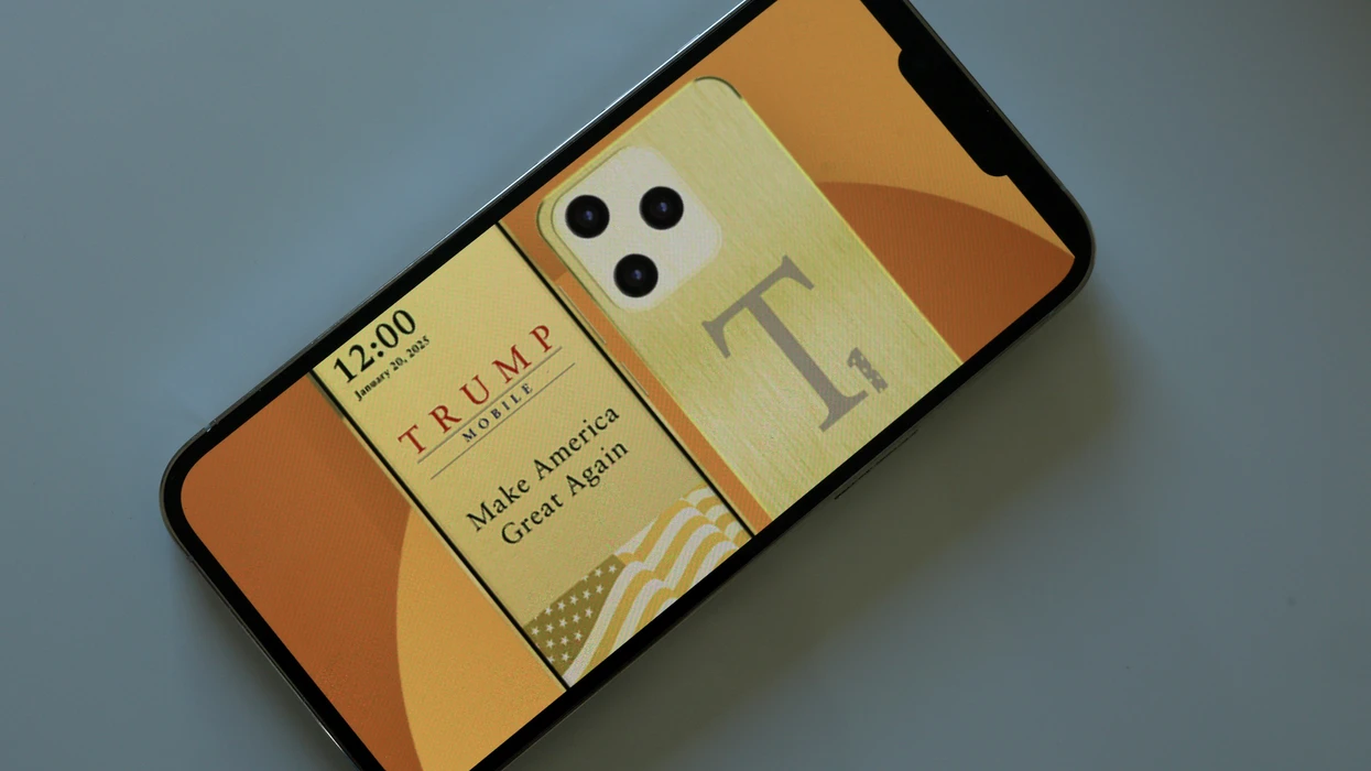 Gjysmë milioni porosi për “telefonin e artë” të Trumpit, pajisja nuk është dorëzuar kurrë