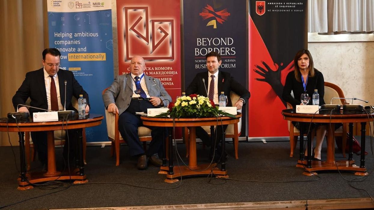 Forumi i biznesit Shqipëri-Maqedoni e Veriut në Shkup, kërkohet rritje e shkëmbimit tregtar në 1 miliard euro mes dy vendeve Forumi i biznesit Shqipëri-Maqedoni e Veriut në Shkup, kërkohet rritje e shkëmbimit tregtar në 1 miliard euro mes dy vendeve