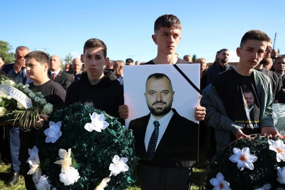 Dhimbje në Deçan: I jepet lamtumira e fundit Rifat Stojkajt