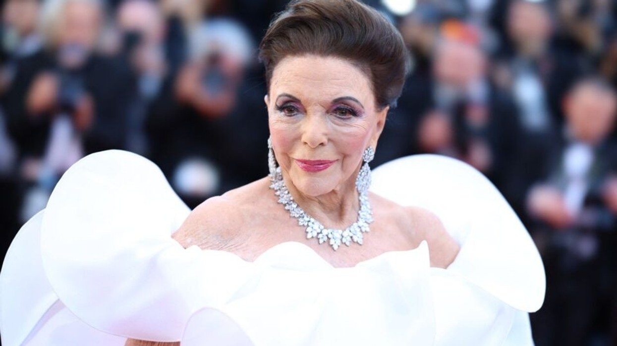 Joan Collins, 92 vjeçe, shkëlqen në Cannes me fustan të bardhë: Të tjerat mbetën në hijen e elegancës së saj