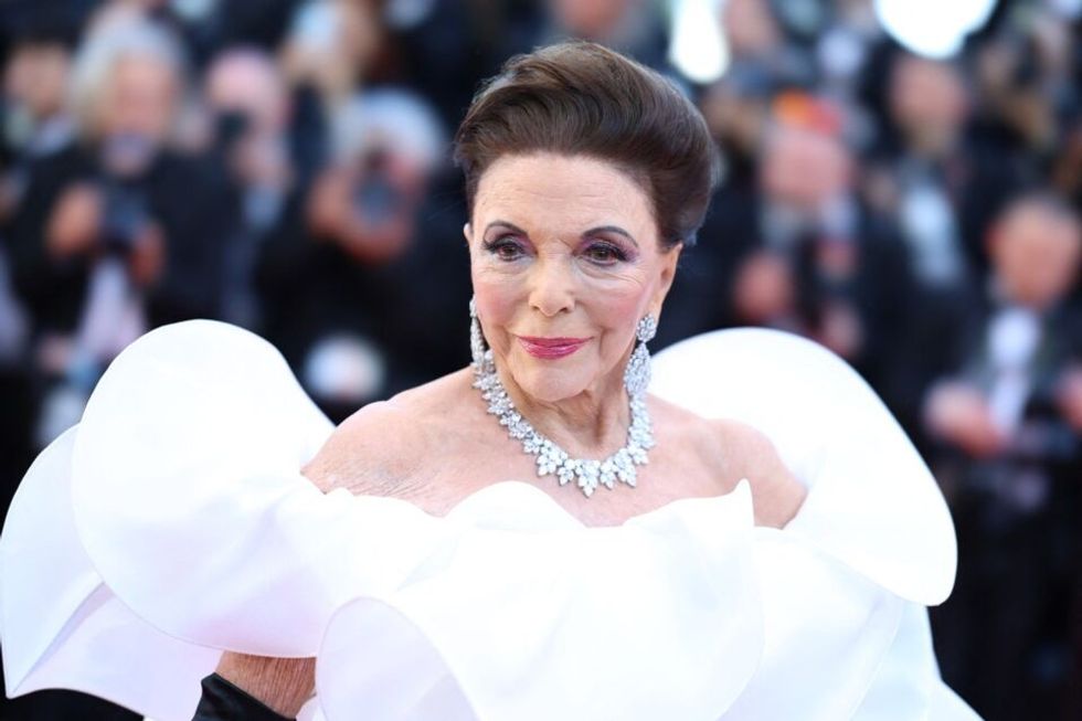 Joan Collins, 92 vjeçe, shkëlqen në Cannes me fustan të bardhë: Të tjerat mbetën në hijen e elegancës së saj