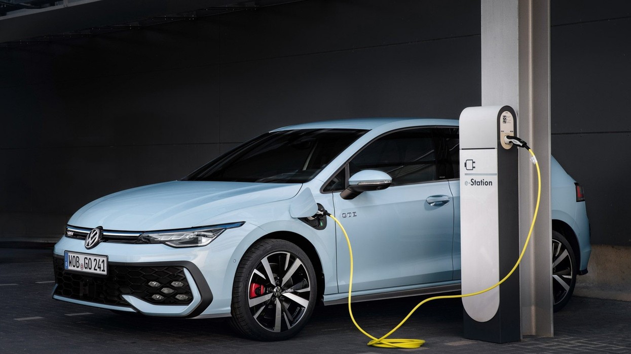 Volkswagen shtyn debutimin e Golfit elektrik