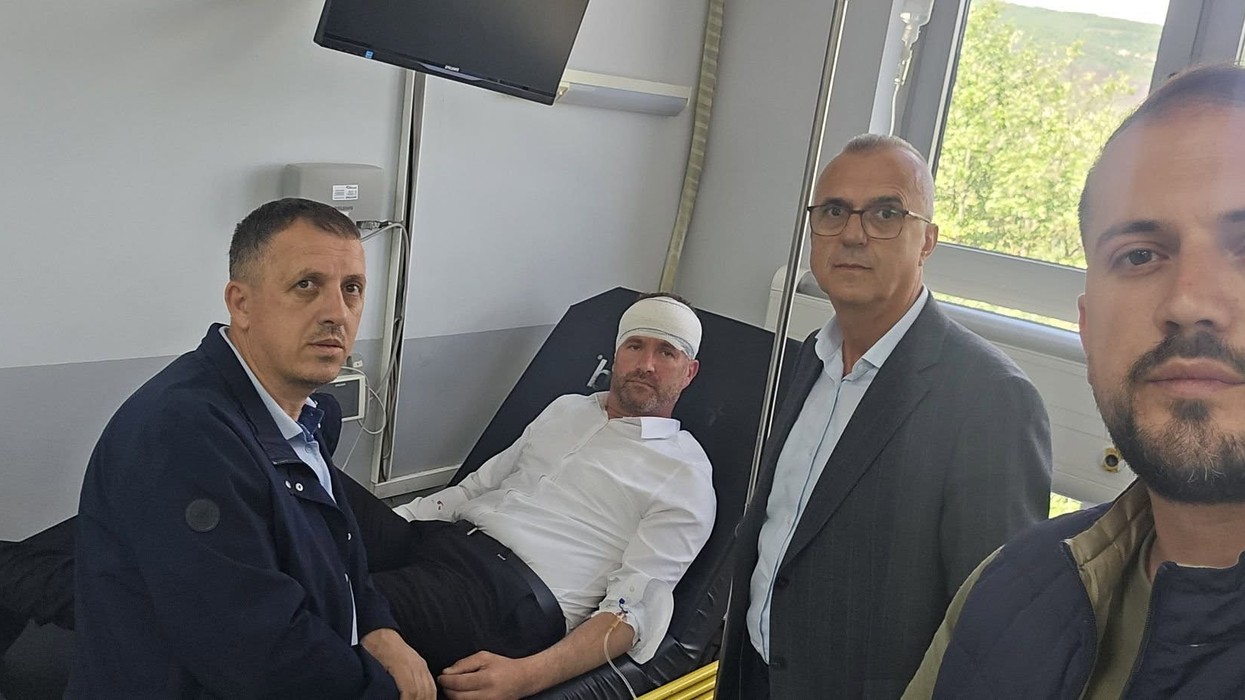 Dalin pamjet e Hysni Mehanit nga Spitali në Mitrovicë, Dugolli i bën thirrje PDK-së që ta dënojnë sulmin fizik në Skenderaj