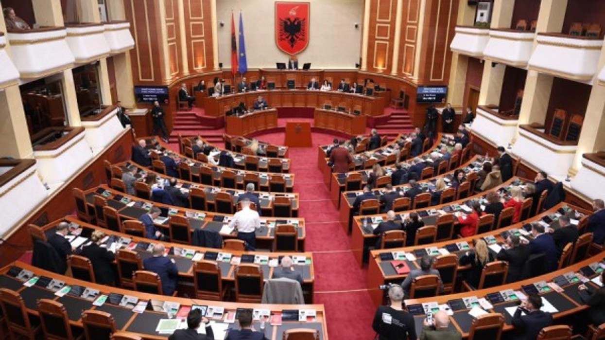 Kuvendi i Shqipërisë miraton rezolutën për integrimin në BE me votat e mazhorancës dhe opozitës