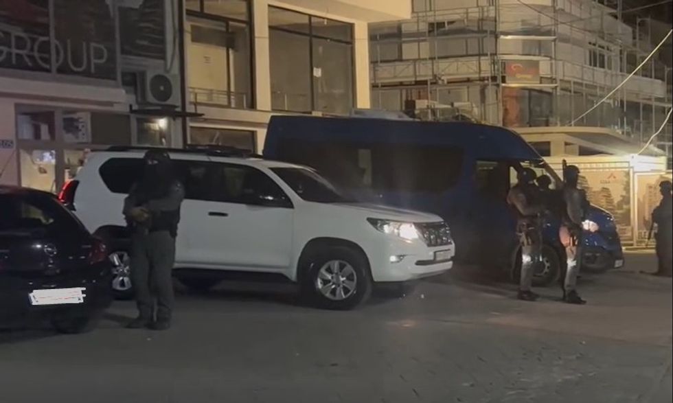 Njësia speciale vendoset në Skenderaj, ndalin vetura për kontroll