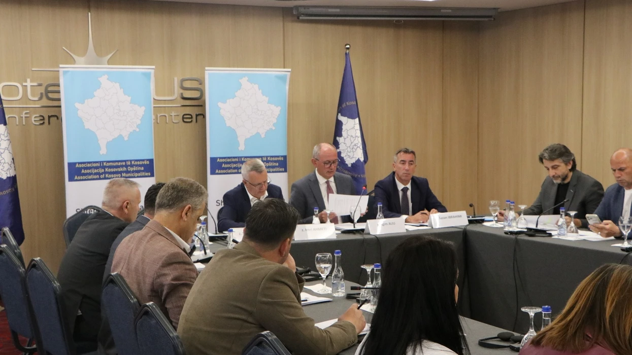 AKK: Komunat nën presion financiar, kërkohet kompensim për barrën e kontratës kolektive