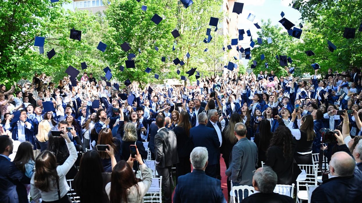 Diplomon gjenerata 2023–2026 e maturantëve të Kamenicës, ndahen edhe shpërblime e bursa Diplomon gjenerata 2023–2026 e maturantëve të Kamenicës, ndahen edhe shpërblime e bursa
